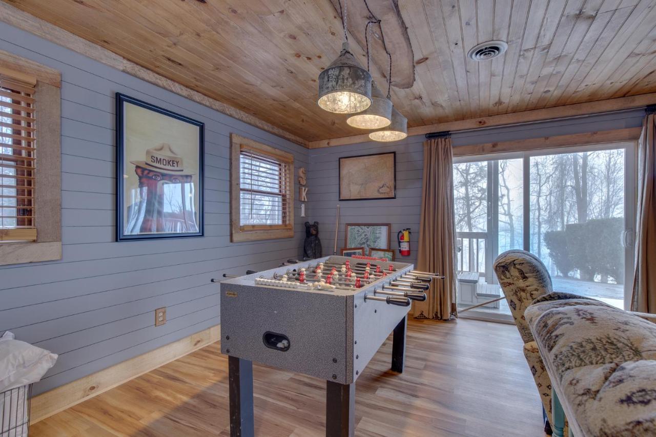 Swiss Bear Haus, 4 Bedrooms, Hot Tub, Pool Access, Sleeps 12 Holiday home Gatlinburg