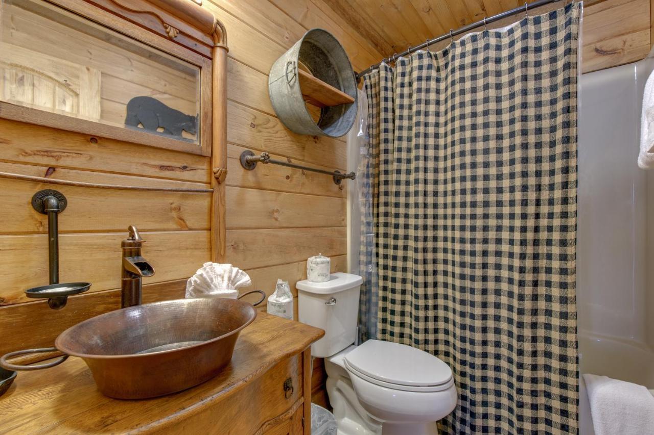 Swiss Bear Haus, 4 Bedrooms, Hot Tub, Pool Access, Sleeps 12