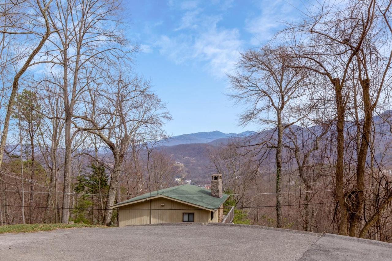 Swiss Bear Haus, 4 Bedrooms, Hot Tub, Pool Access, Sleeps 12