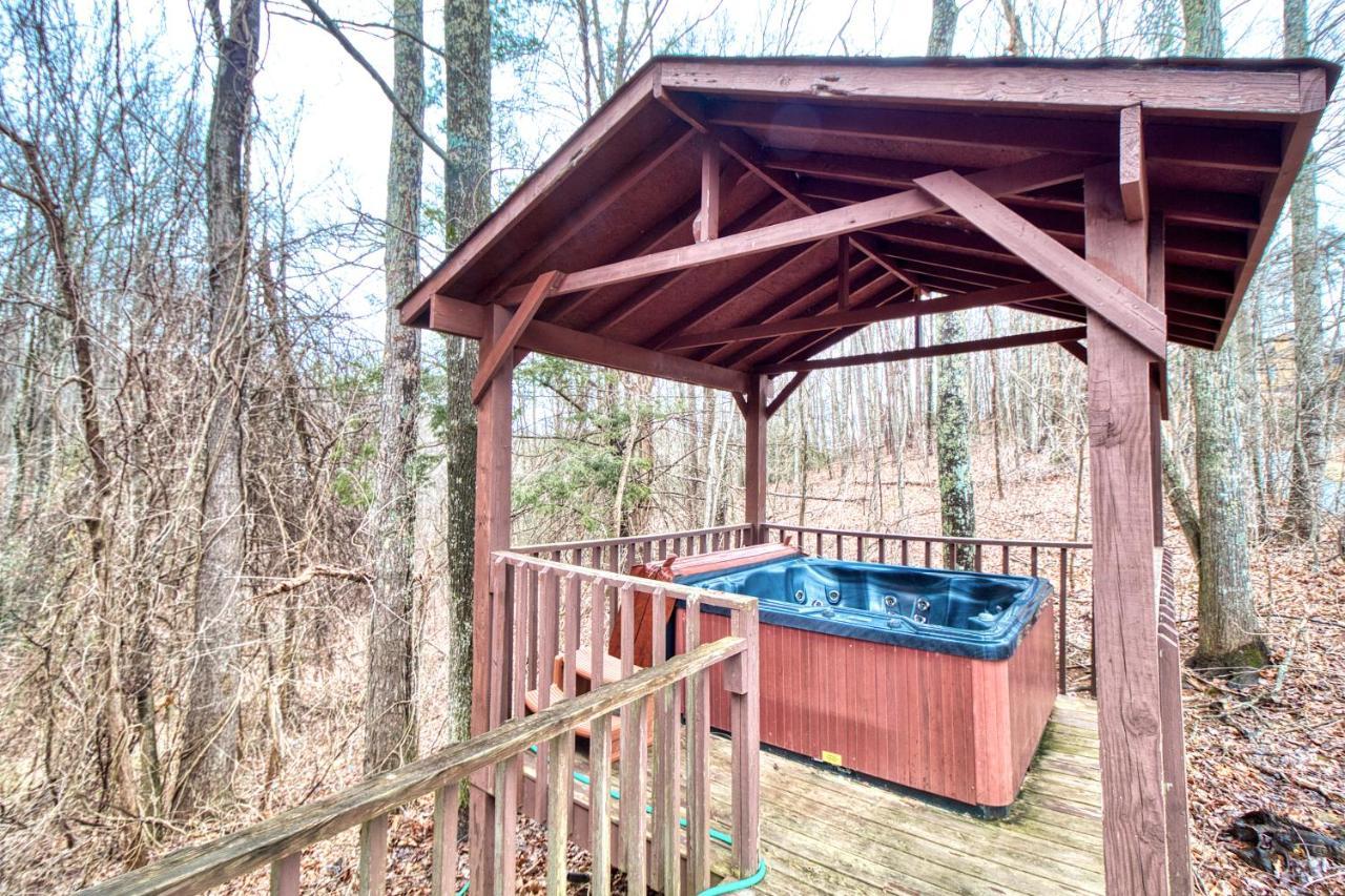 Overview, 2 Bedrooms, Grill, Hot Tub, Pool Table, Sleeps 6 * Gatlinburg