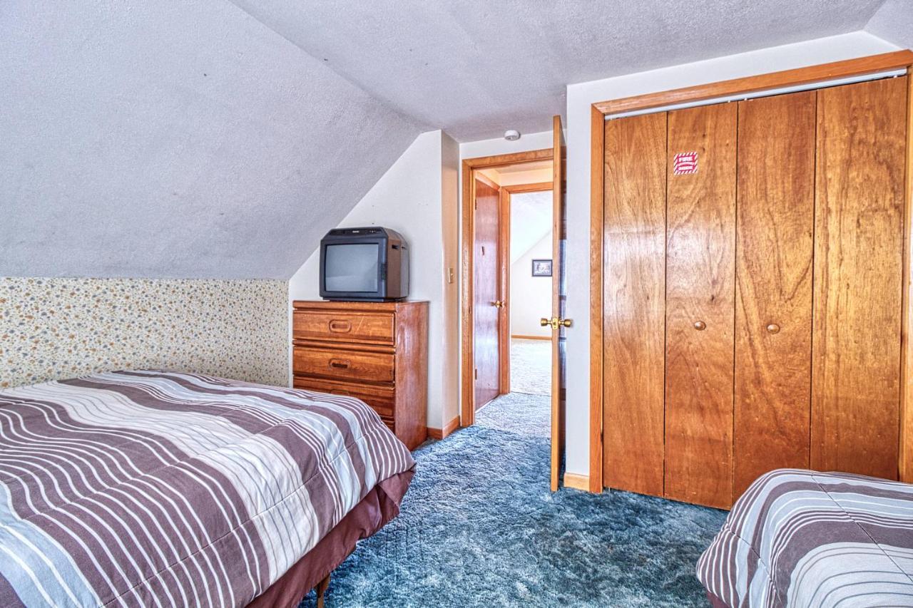 Overview, 2 Bedrooms, Grill, Hot Tub, Pool Table, Sleeps 6 Holiday home *