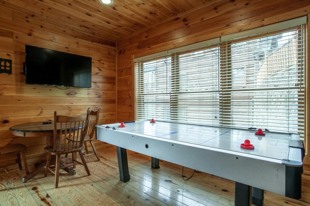 Firefly Falls Mtn View Hot Tub Game Holiday home