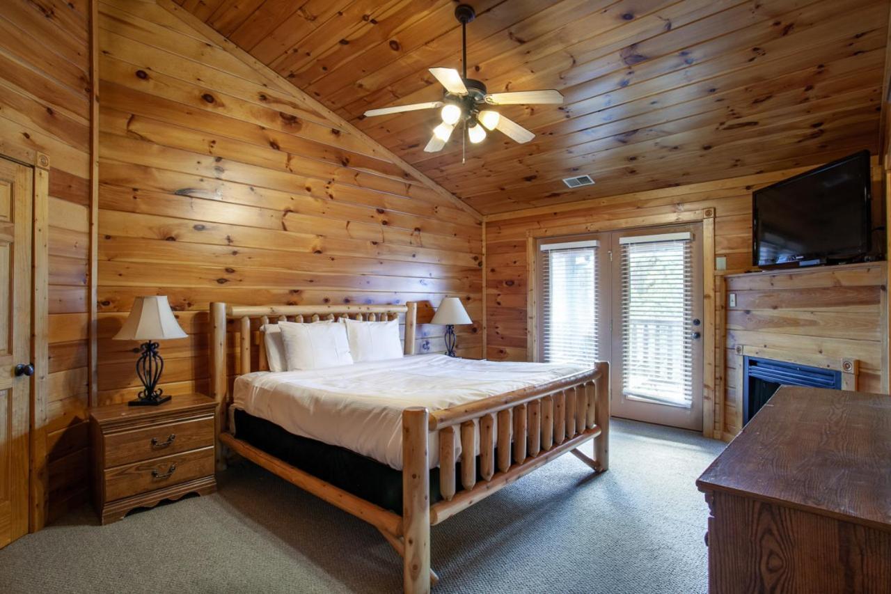 Firefly Falls Mtn View Hot Tub Game Holiday home