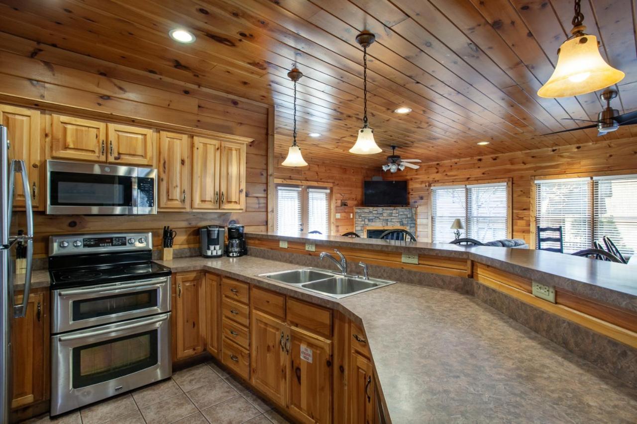 Firefly Falls Mtn View Hot Tub Game Holiday home Gatlinburg