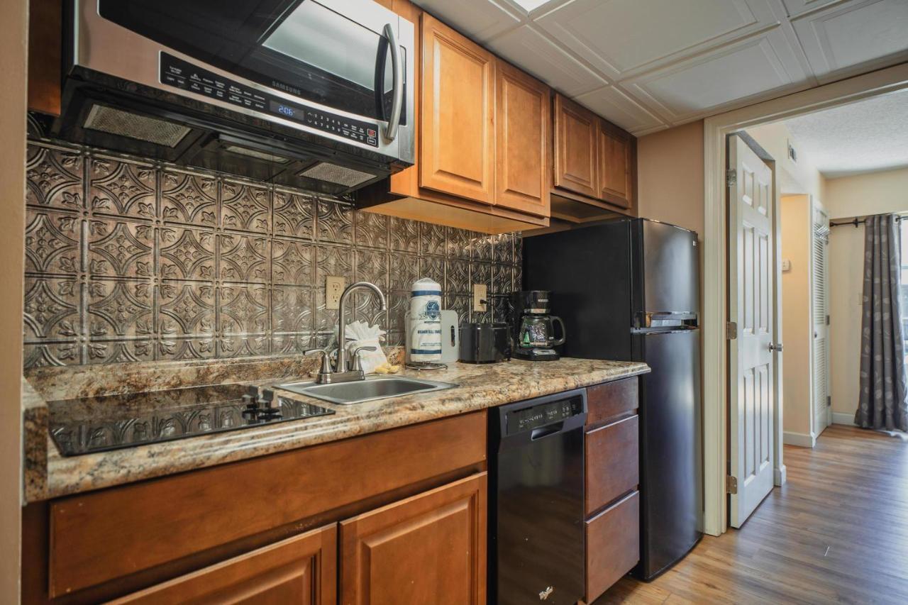Oak Square - Unit 403 *