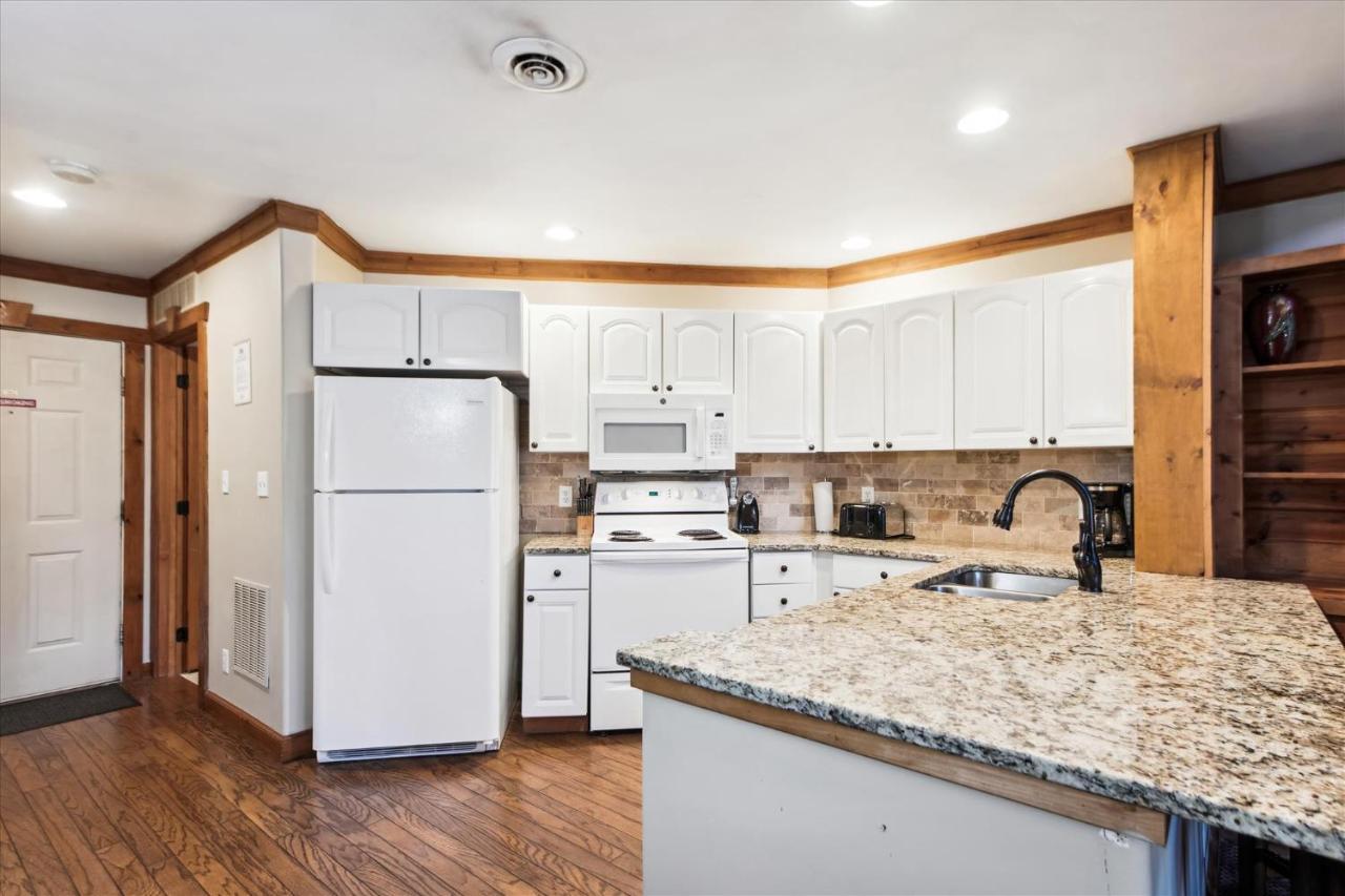 Apartment Beautiful Lofted Condo, Centrally Located Gatlinburg