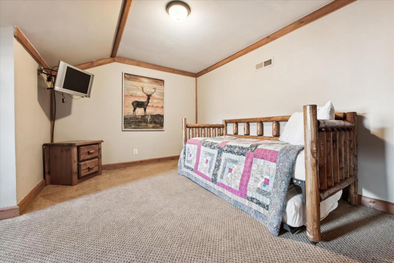 Beautiful Lofted Condo, Centrally Located Apartment