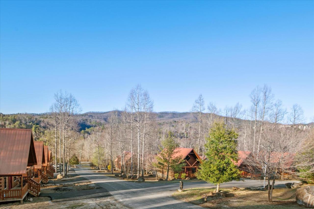 Beautiful Lofted Condo, Centrally Located Apartment