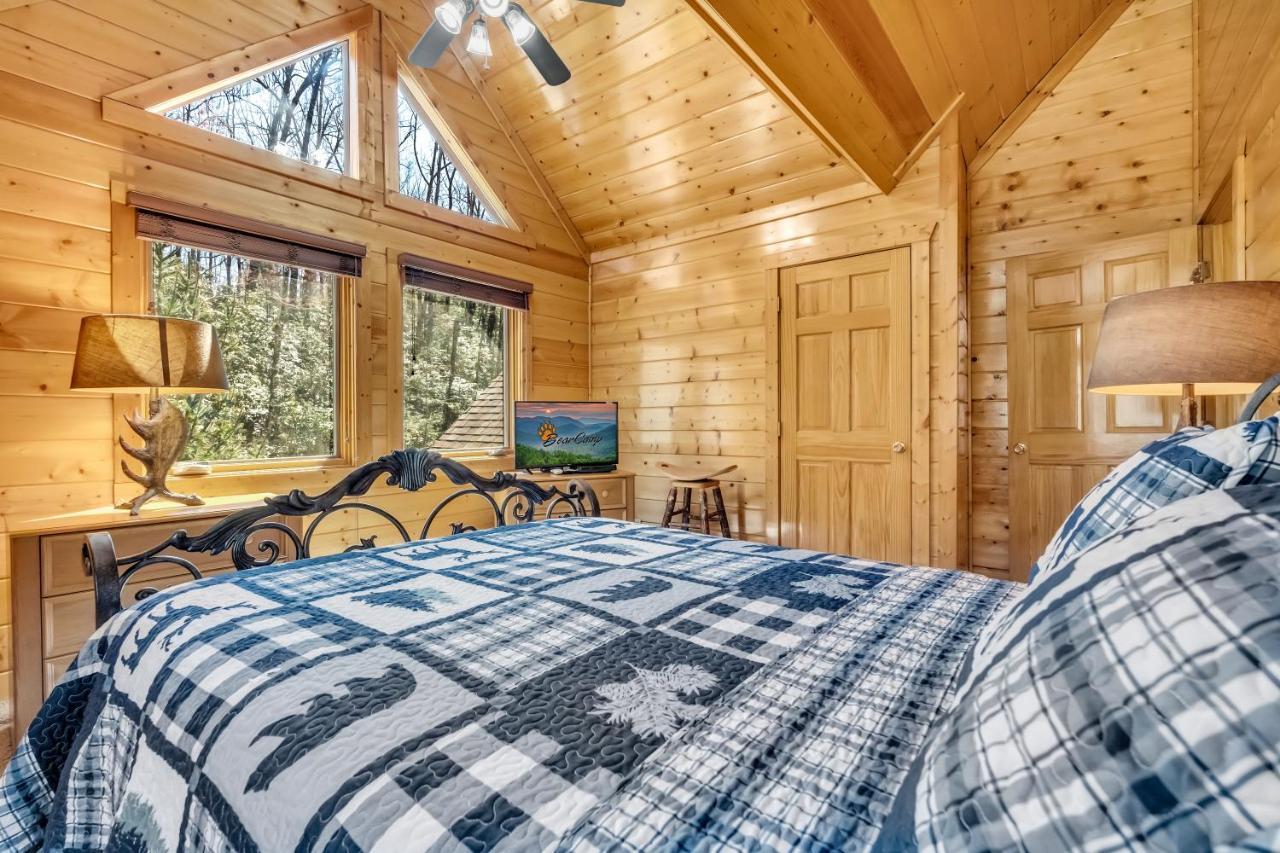 Rippling Stream, Hot Tub, Pool Table, Wifi, 1089 Free Tickets Each Paid Day, Dollywood And Holiday home Gatlinburg