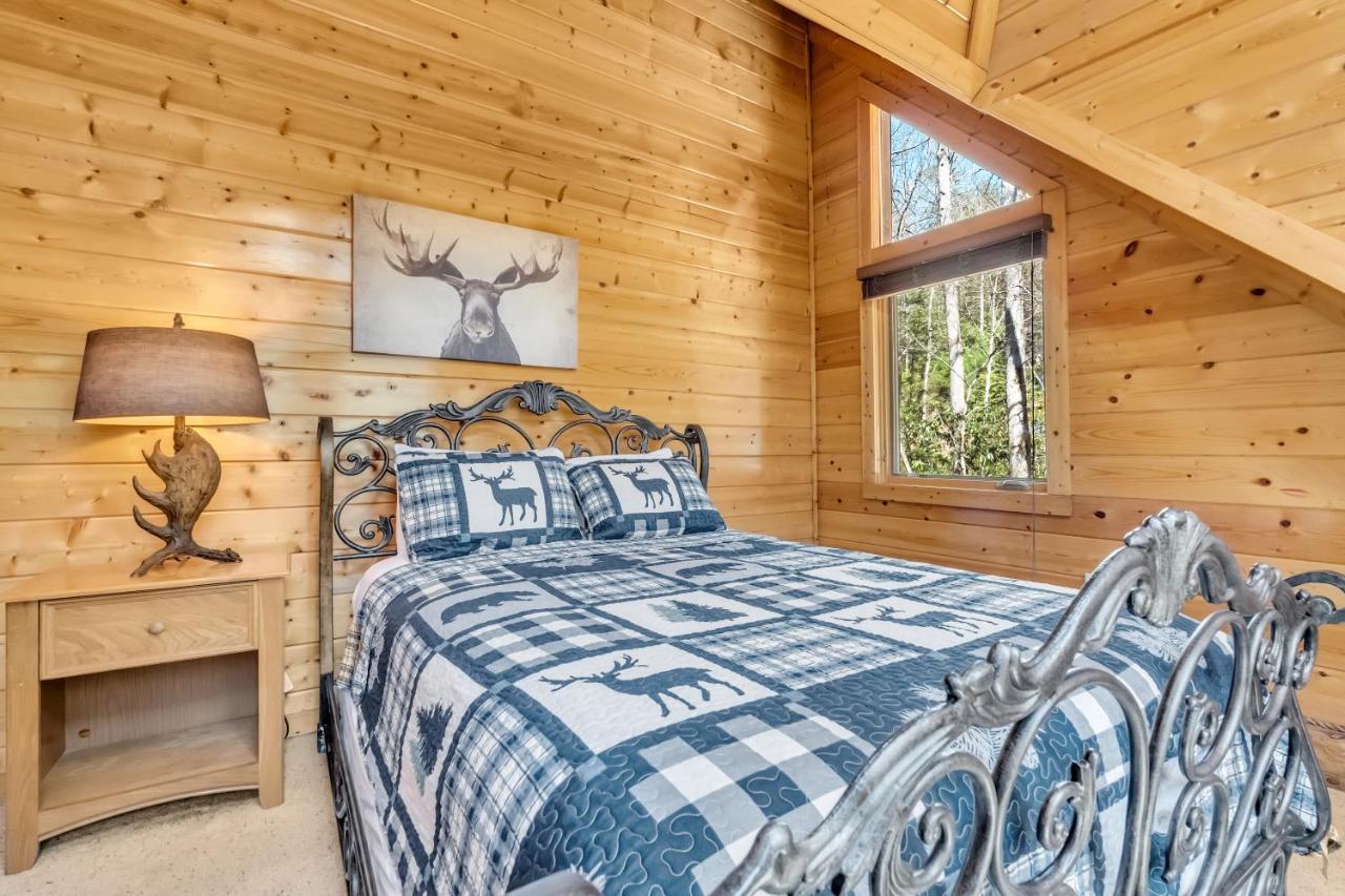 Rippling Stream, Hot Tub, Pool Table, Wifi, 1089 Free Tickets Each Paid Day, Dollywood And Holiday home Gatlinburg