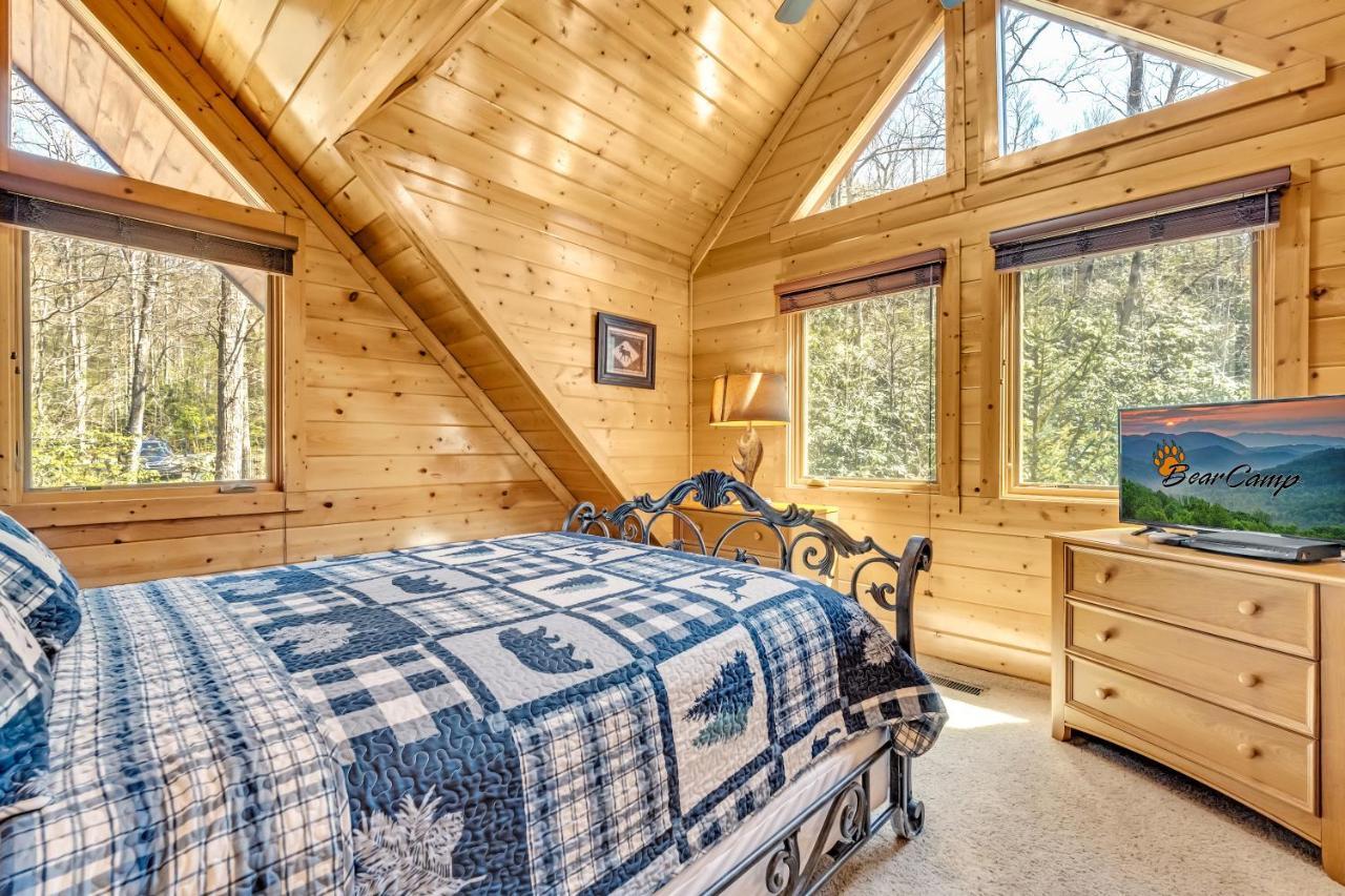 Rippling Stream, Hot Tub, Pool Table, Wifi, 1089 Free Tickets Each Paid Day, Dollywood And