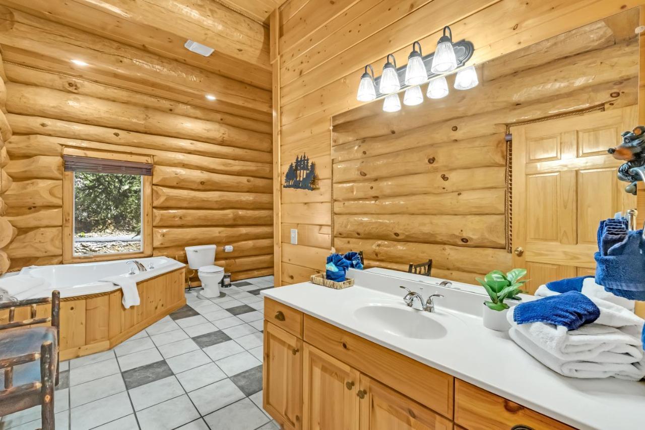 Rippling Stream, Hot Tub, Pool Table, Wifi, 1089 Free Tickets Each Paid Day, Dollywood And Holiday home Gatlinburg