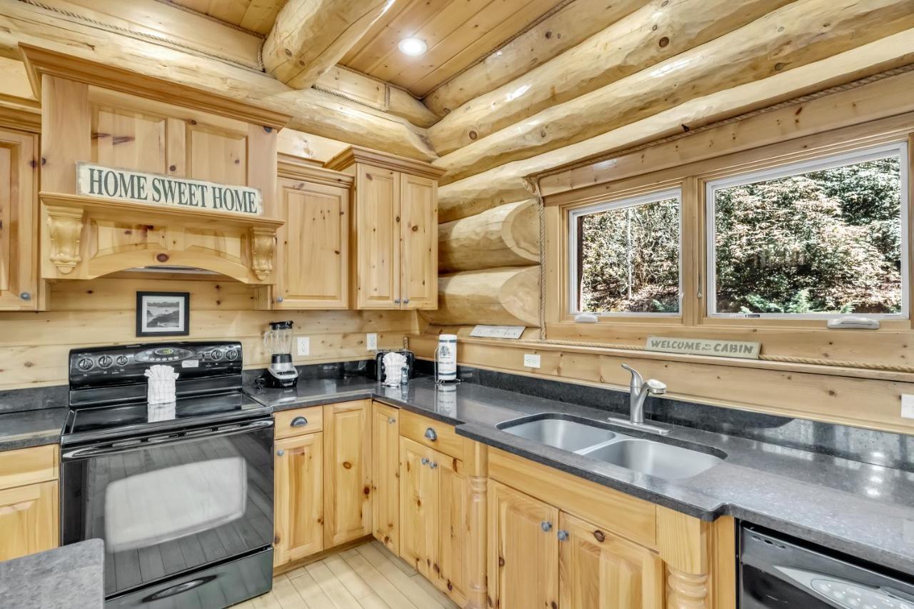 Rippling Stream, Hot Tub, Pool Table, Wifi, 1089 Free Tickets Each Paid Day, Dollywood And Holiday home Gatlinburg