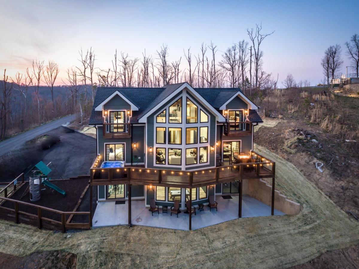 Piney Estate Hot Tub Game Theater *