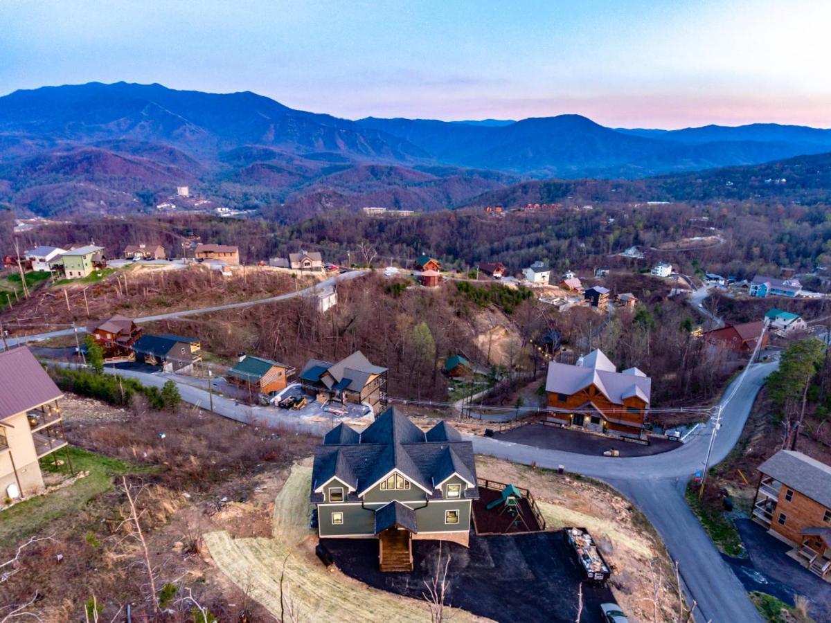 Piney Estate Hot Tub Game Theater *