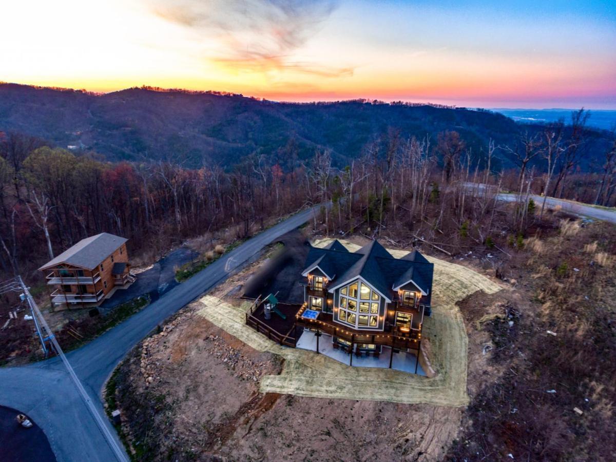 Piney Estate Hot Tub Game Theater * Gatlinburg