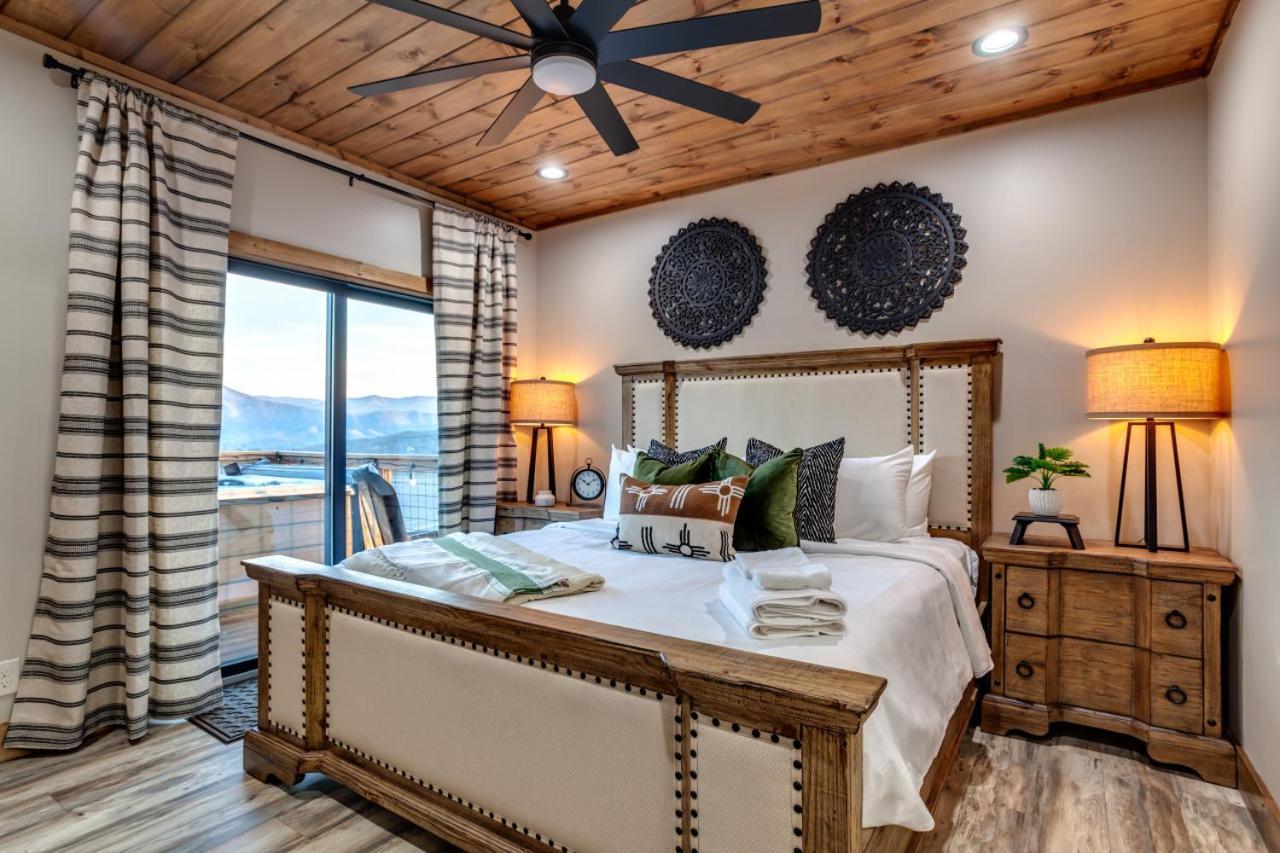 Piney Estate Hot Tub Game Theater Holiday home Gatlinburg