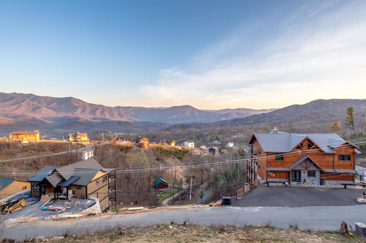 Piney Estate Hot Tub Game Theater