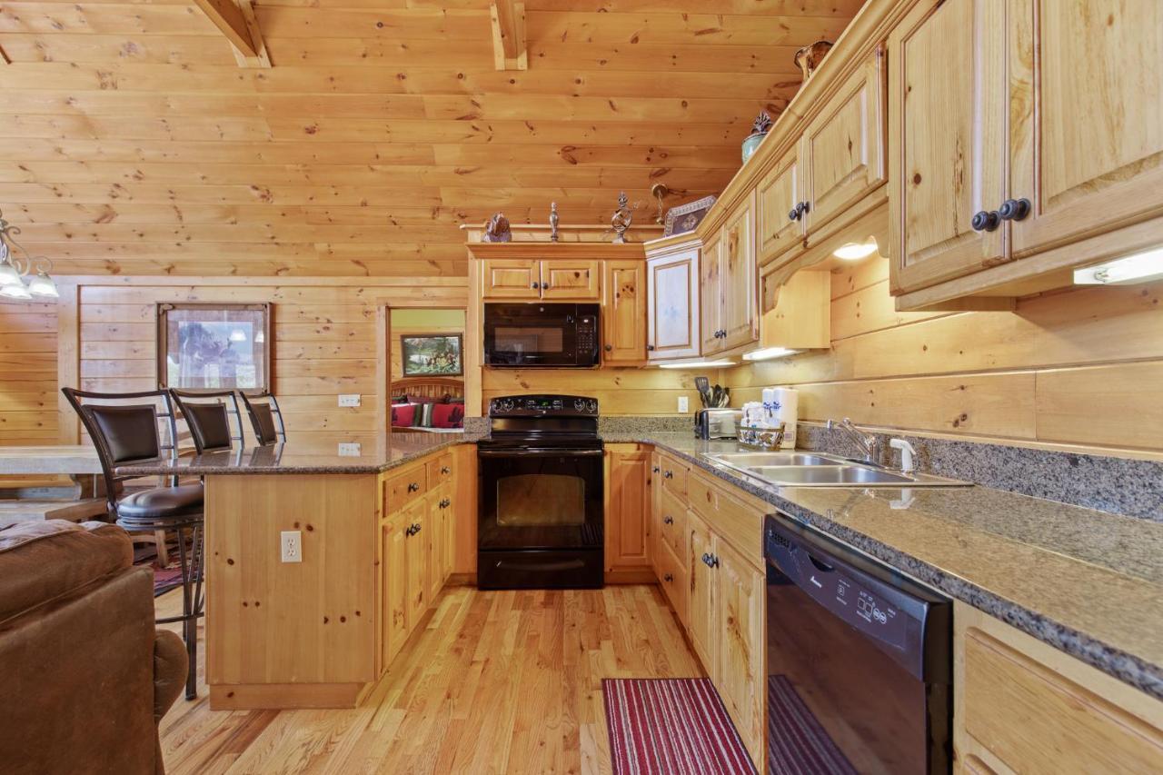 Above The Clouds, 4 Bedrooms, Pool Access, Private, Gaming, Sleeps 16 Gatlinburg