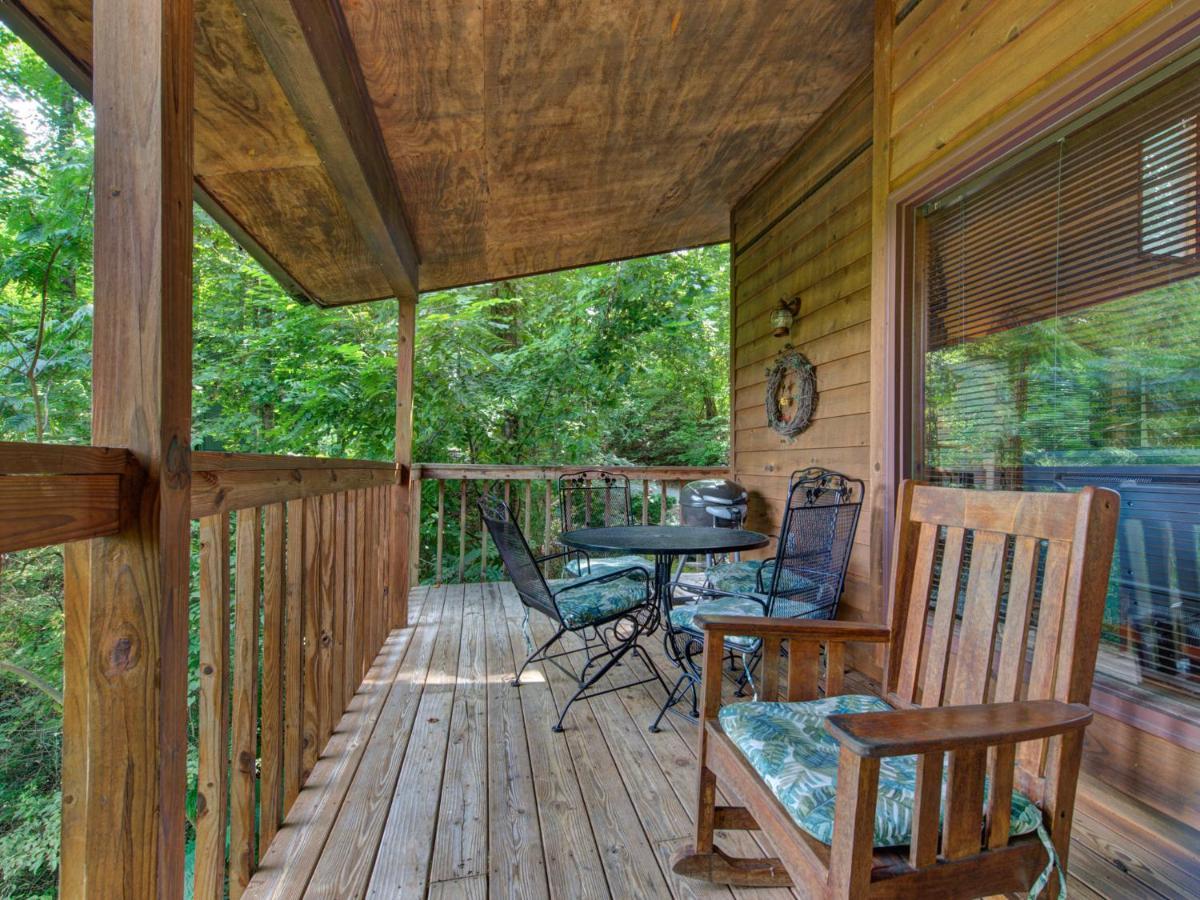 Between Here & There, 3 Bedrooms, Sleeps 6, Views, Hot Tub Holiday home Gatlinburg