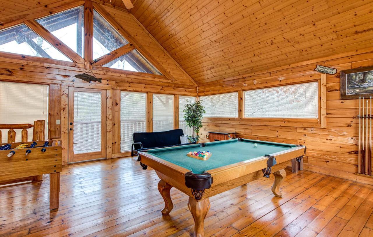 Holiday home Secret Romance, 2 Bedrooms, Sleeps 8, Pool Table, Hot Tub, Arcade Gatlinburg