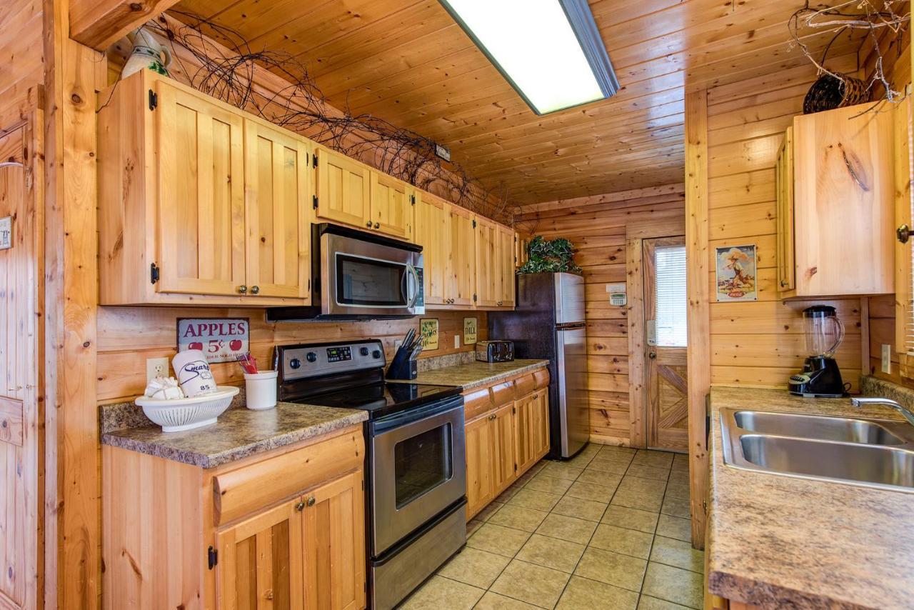 Secret Romance, 2 Bedrooms, Sleeps 8, Pool Table, Hot Tub, Arcade Holiday home