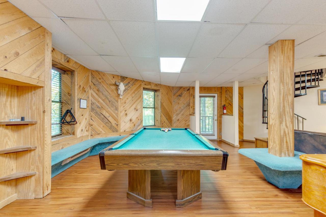 Holiday home Smoky View Chalet, 2 Bedrooms, Pool Table, Foosball, Pool Access, Sleeps 6 *