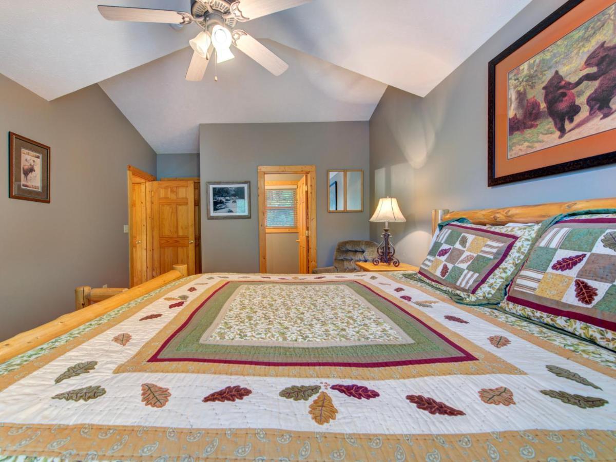 Bear's Corner, 3 Bedrooms, Wifi, Pool Table, Hot Tub, Wifi, Sleeps 10 Holiday home