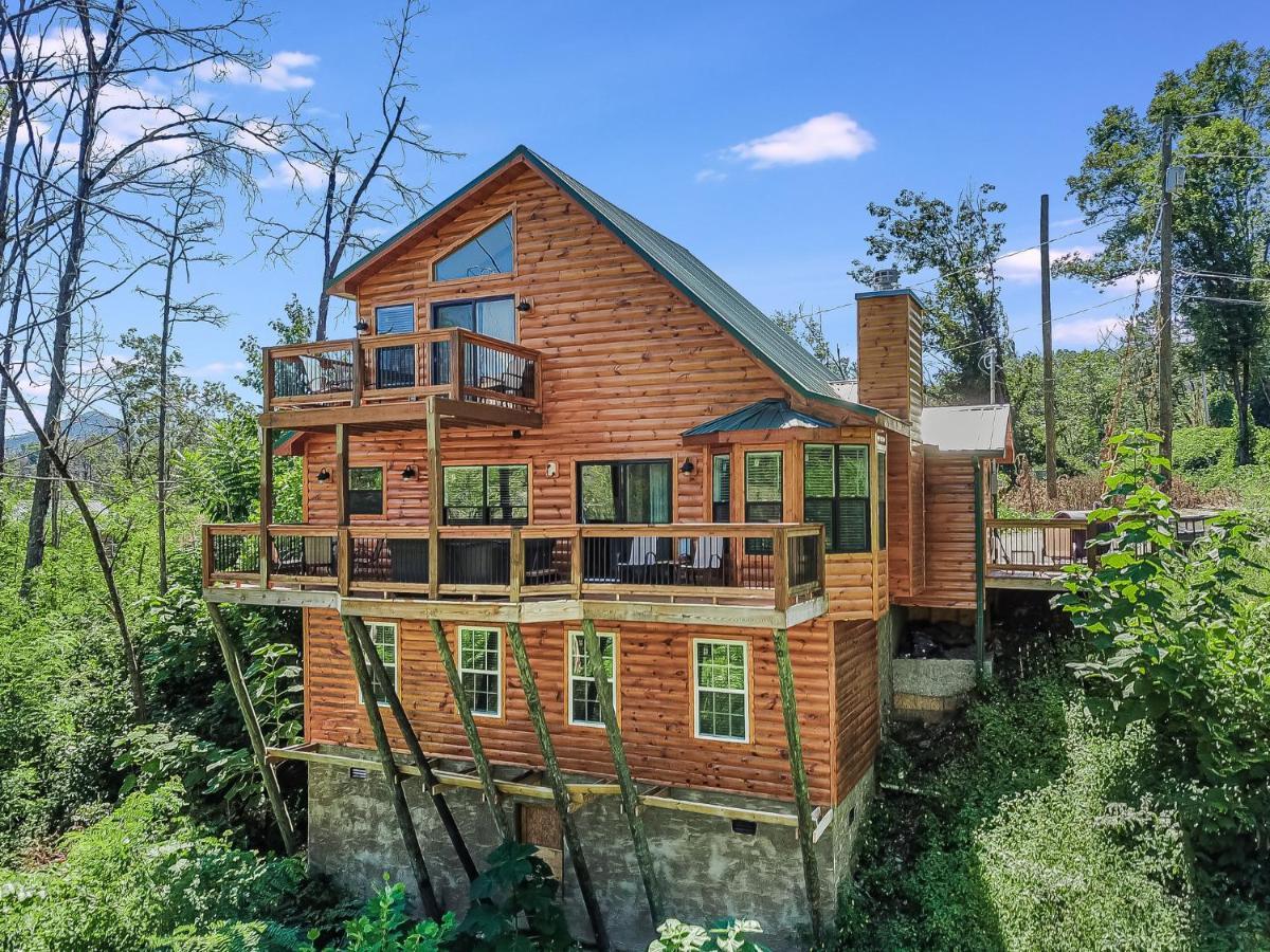 Misty Hollow, 3 Bedrooms, Hot Tub, Pool Table, Fireplace, Pool, Sleeps 10 Gatlinburg