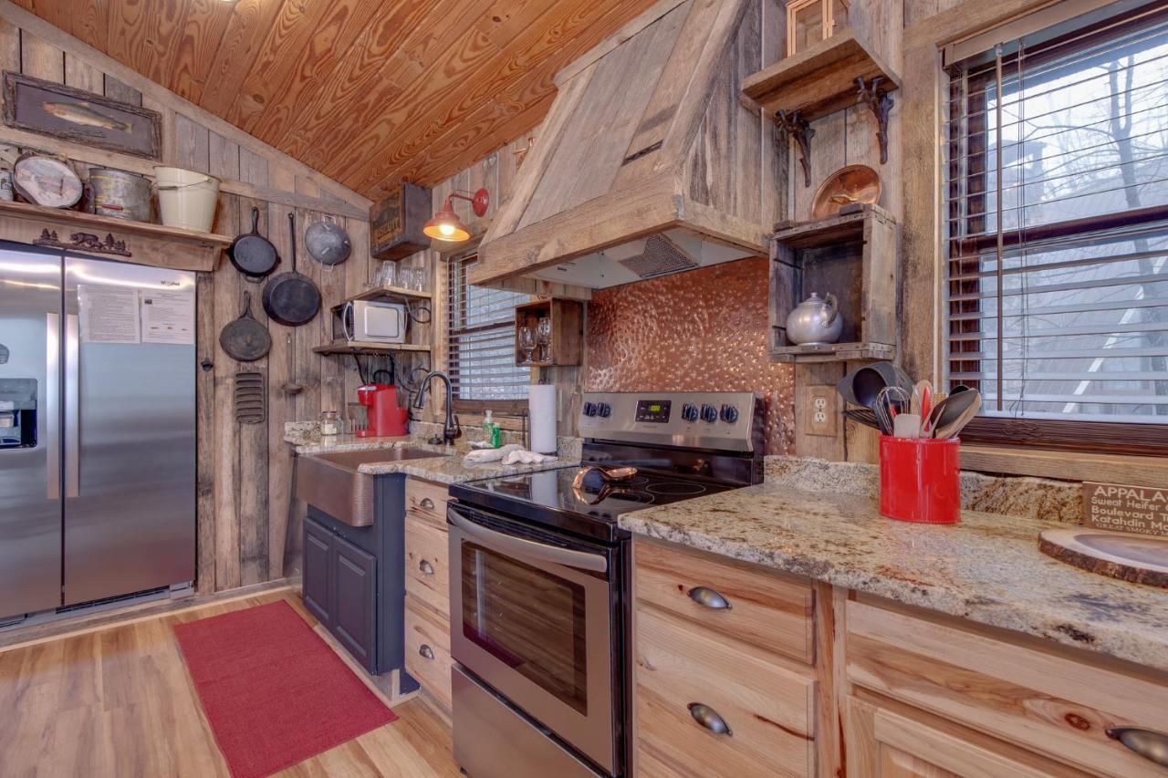 Swiss Bear Haus, 4 Bedrooms, Hot Tub, Pool Access, Sleeps 12 Holiday home