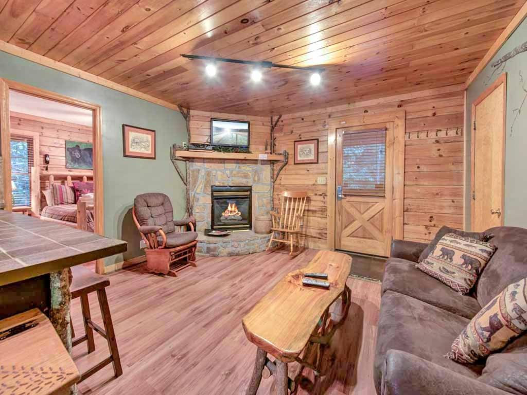 Magical Moments, 1 Bedroom, Sleeps 6, Arcade, Foosball, Walk To Pool * Gatlinburg