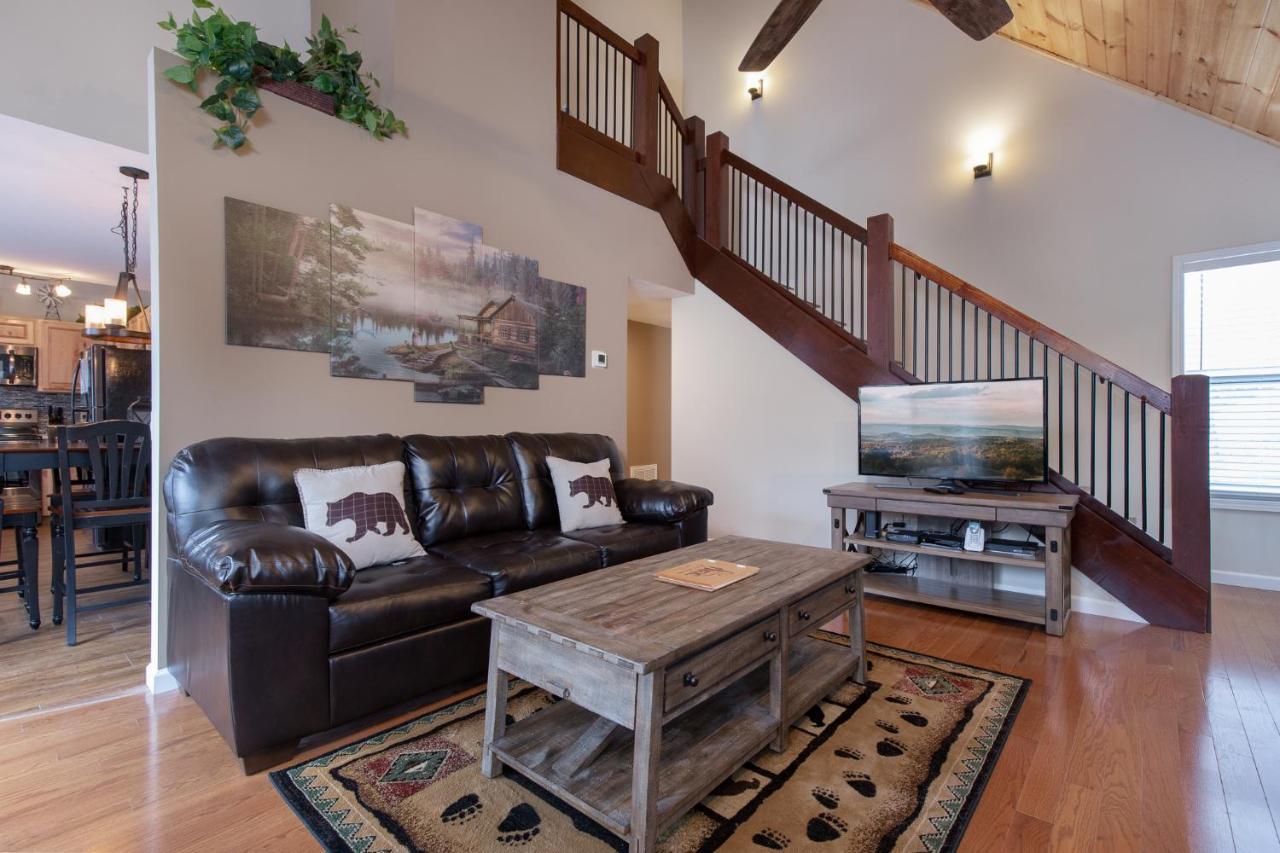 Holiday home Misty Hollow, 3 Bedrooms, Hot Tub, Pool Table, Fireplace, Pool, Sleeps 10