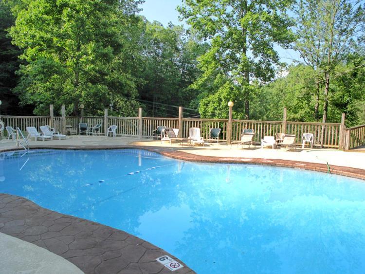 Puppies Hollow, 2 Bedrooms, Pets, Wifi, Pool Access, Fireplace, Sleeps 4 Holiday home