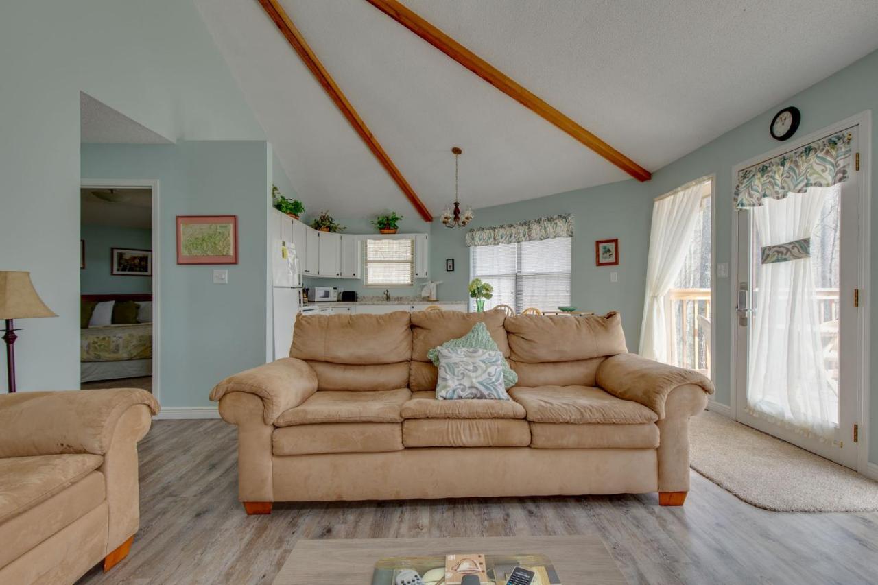 Puppies Hollow, 2 Bedrooms, Pets, Wifi, Pool Access, Fireplace, Sleeps 4 Holiday home