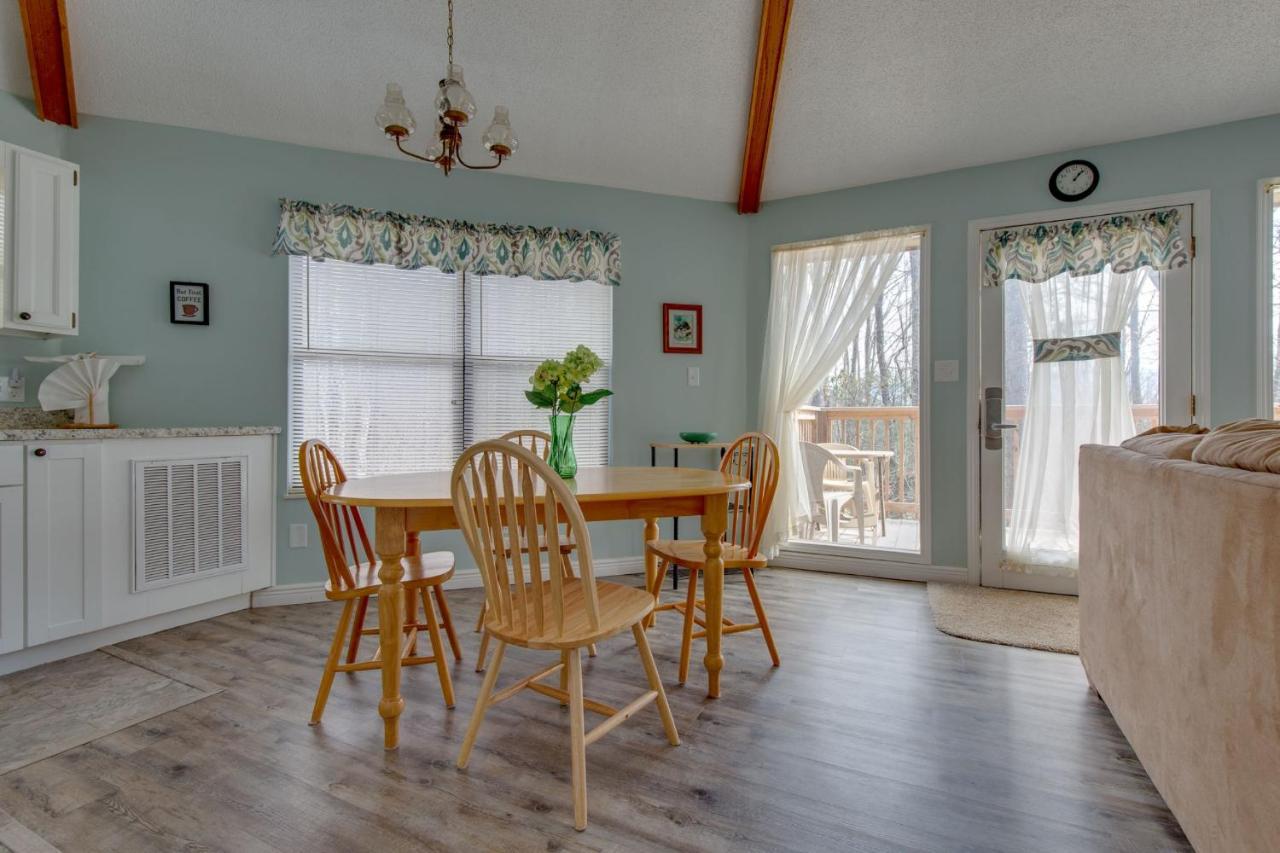 Puppies Hollow, 2 Bedrooms, Pets, Wifi, Pool Access, Fireplace, Sleeps 4 Gatlinburg