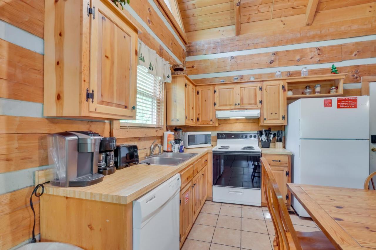 Holiday home With Pool Table About 6 Mi To Downtown! Gatlinburg