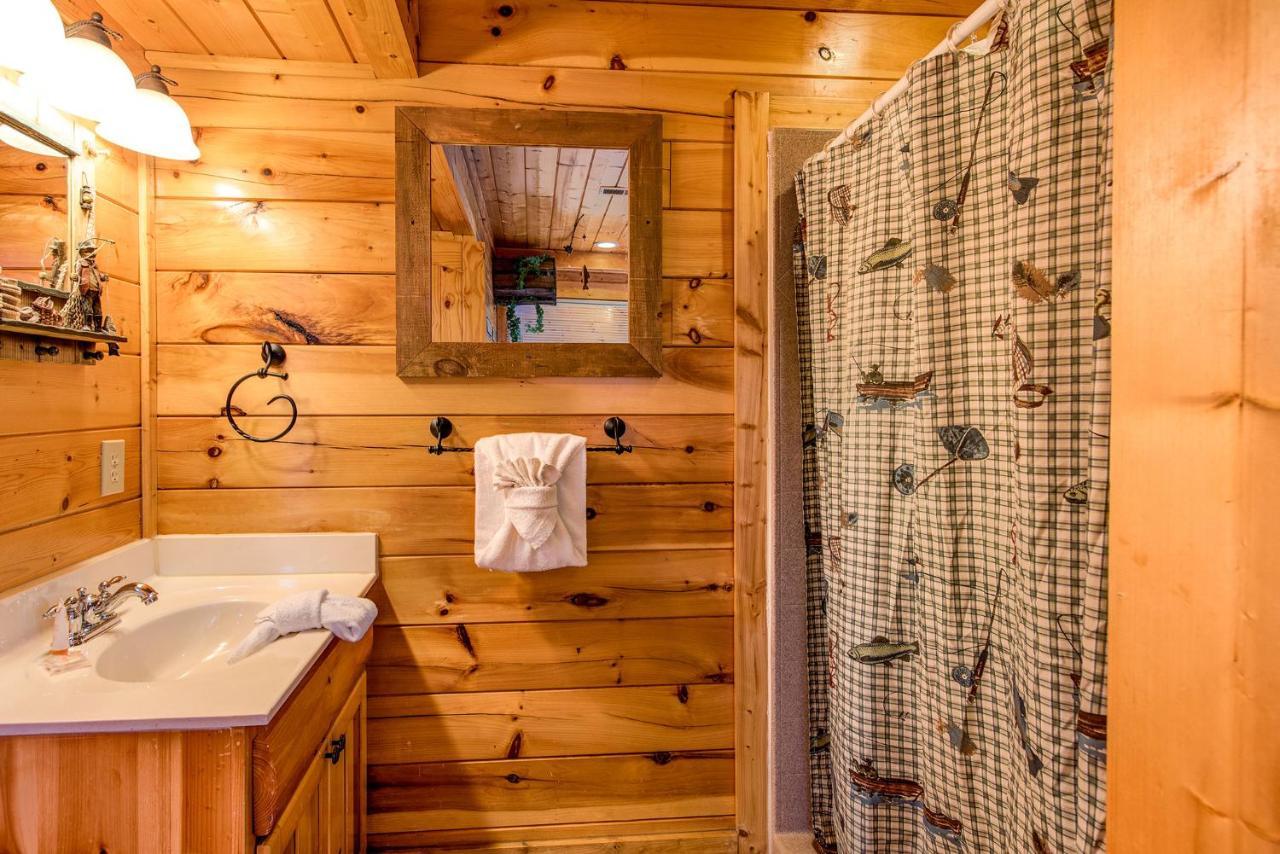 Secret Romance, 2 Bedrooms, Sleeps 8, Pool Table, Hot Tub, Arcade Holiday home