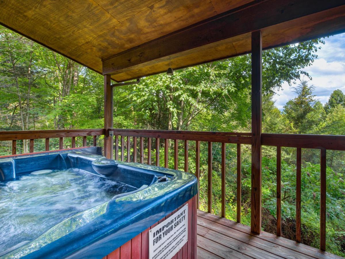 Between Here & There, 3 Bedrooms, Sleeps 6, Views, Hot Tub Holiday home