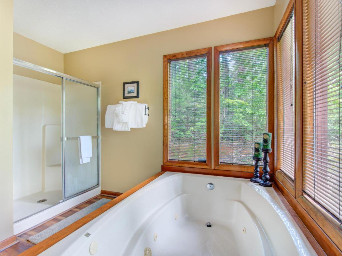 Between Here & There, 3 Bedrooms, Sleeps 6, Views, Hot Tub Holiday home *