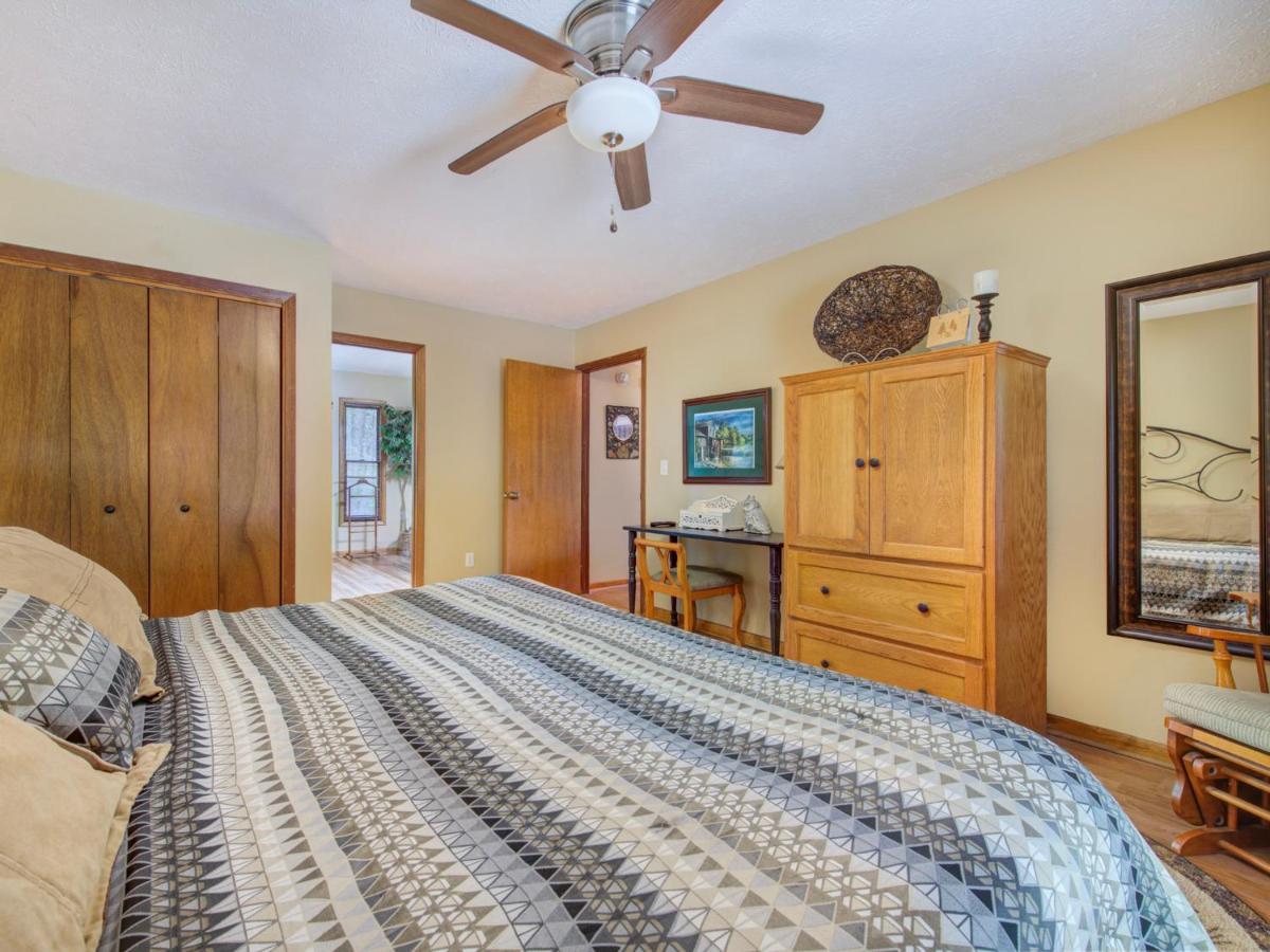 Holiday home Between Here & There, 3 Bedrooms, Sleeps 6, Views, Hot Tub *