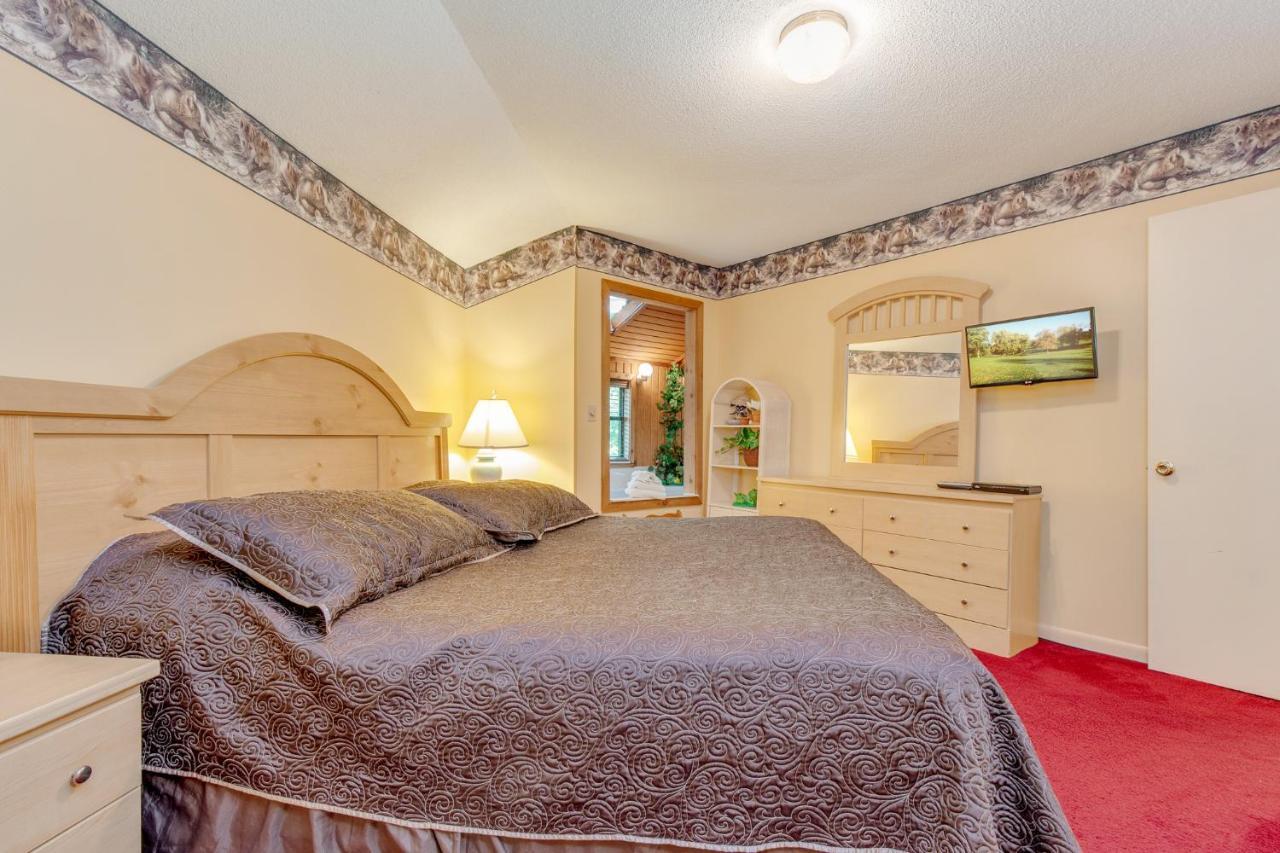 Smoky View Chalet, 2 Bedrooms, Pool Table, Foosball, Pool Access, Sleeps 6 * Gatlinburg