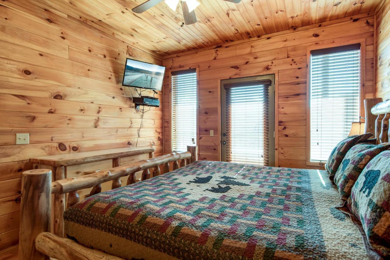 Starry Nights Lodge, 5 Bedrooms, Sleeps 18, Hot Tub, View, Gaming, Pets Gatlinburg