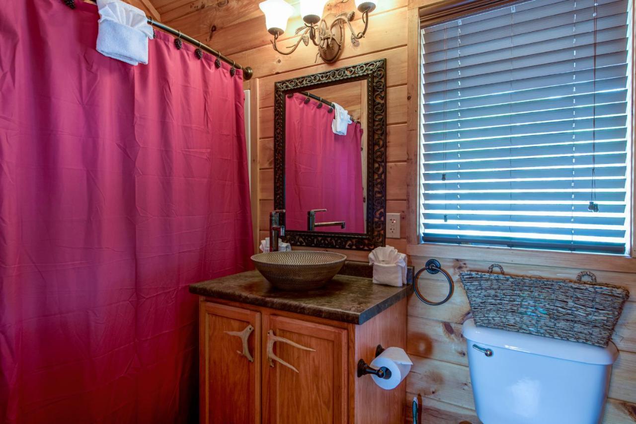 Starry Nights Lodge, 5 Bedrooms, Sleeps 18, Hot Tub, View, Gaming, Pets Holiday home Gatlinburg