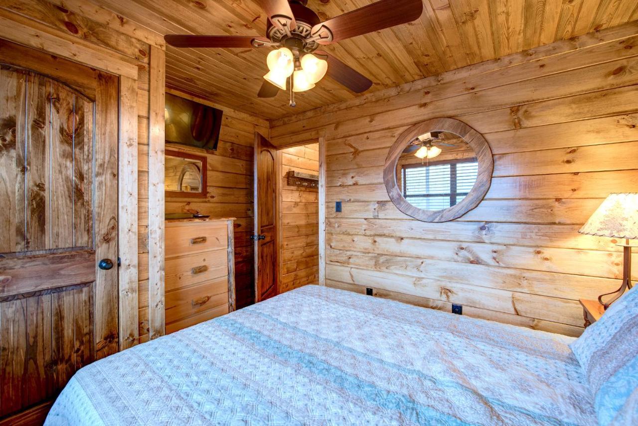 Rocky Top Lodge, 6 Bedrooms, Pool Access, Hot Tub, Mountain View, Sleeps 14 Holiday home Gatlinburg