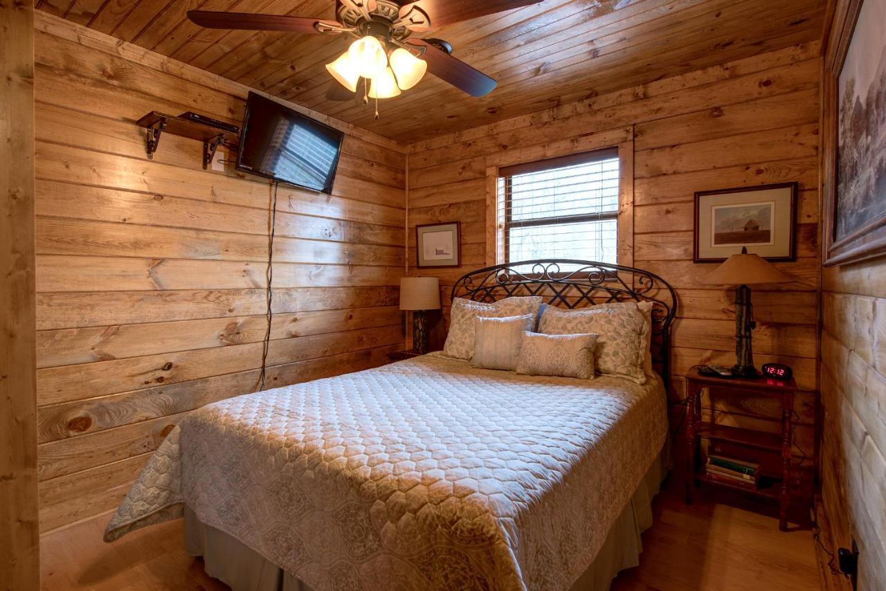 Rocky Top Lodge, 6 Bedrooms, Pool Access, Hot Tub, Mountain View, Sleeps 14 Holiday home *