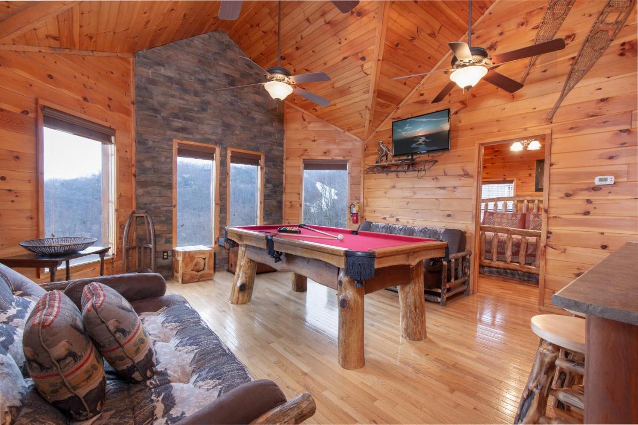 Starry Nights Lodge, 5 Bedrooms, Sleeps 18, Hot Tub, View, Gaming, Pets Holiday home Gatlinburg