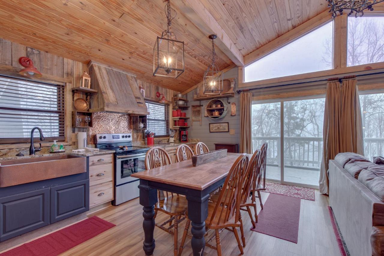 Swiss Bear Haus, 4 Bedrooms, Hot Tub, Pool Access, Sleeps 12 Holiday home