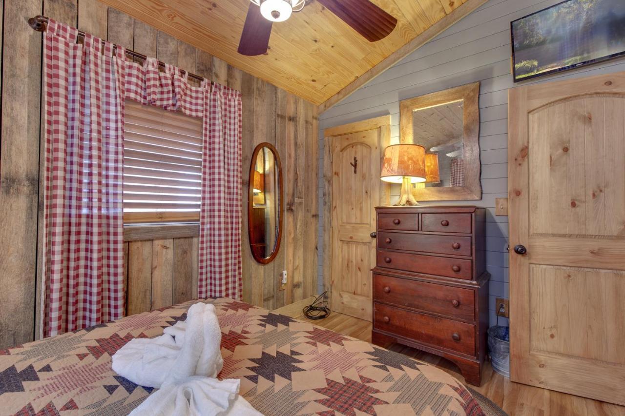 Swiss Bear Haus, 4 Bedrooms, Hot Tub, Pool Access, Sleeps 12 Holiday home *