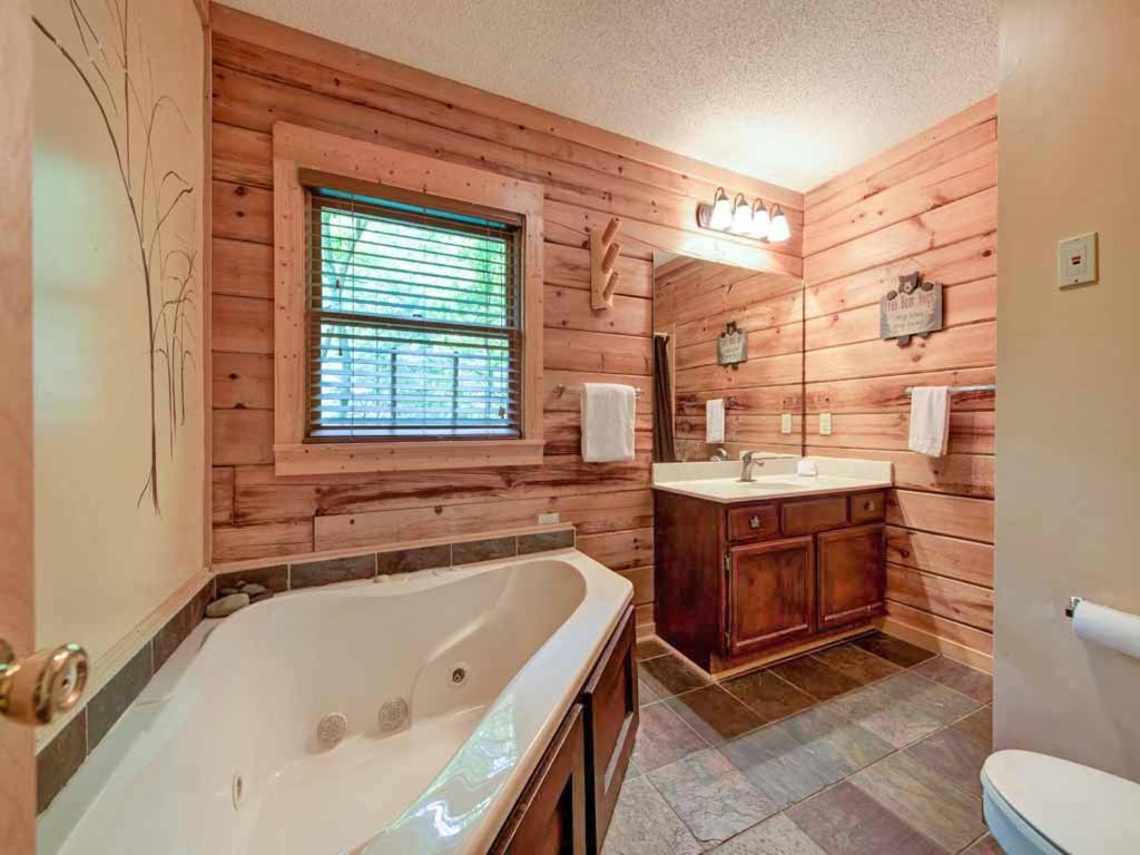 Magical Moments, 1 Bedroom, Sleeps 6, Arcade, Foosball, Walk To Pool Gatlinburg