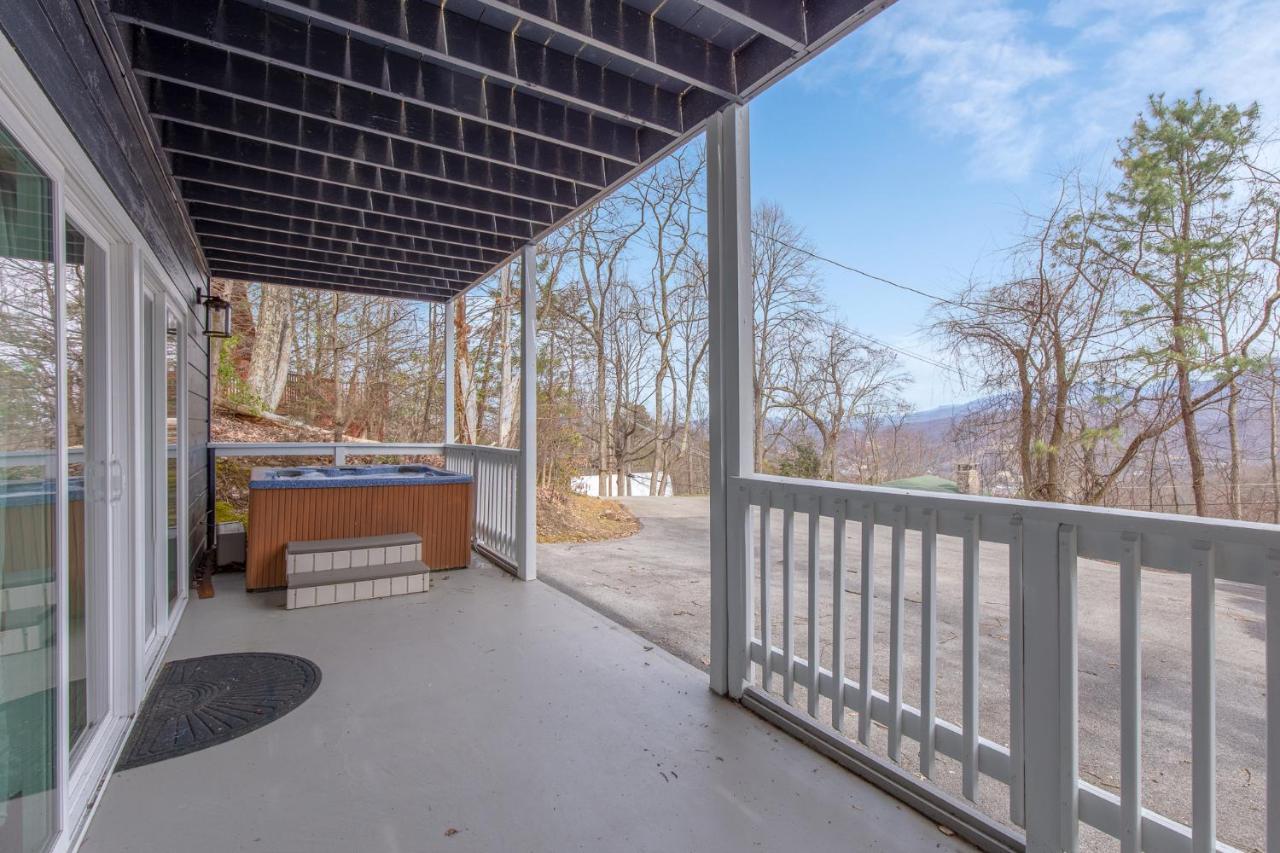 Swiss Bear Haus, 4 Bedrooms, Hot Tub, Pool Access, Sleeps 12 * Gatlinburg